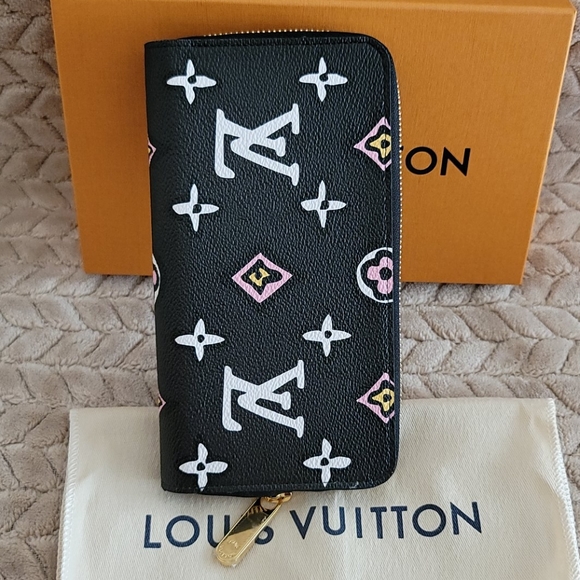 Louis Vuitton Wild at Heart Large Black Monogram Giant Flower Zippy Wallet - Picture 8 of 16